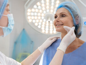 idosa sorrindo na frente da dentista