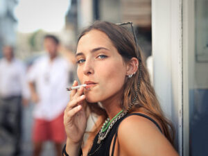 mulher fumando cigarro
