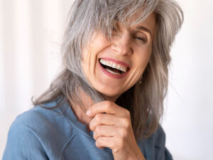 mulher de meia idade sorrindo